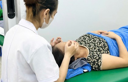 BẤM HUYỆT VÀ TẬP VẬT LÝ TRỊ LIỆU